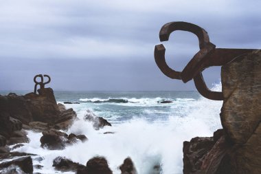 SAN SEBASTIAN, SPAIN Rüzgarın Tarağı (Peine del viento / Haizearen orrazia) Igeldo dağının eteğindeki Eduardo Chillida heykeli