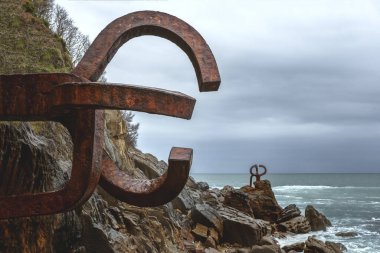 SAN SEBASTIAN, SPAIN Rüzgarın Tarağı (Peine del viento / Haizearen orrazia) Igeldo dağının eteğindeki Eduardo Chillida heykeli