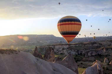 Hava balonları güneş doğarken Cappadocia 'da uçuyor.