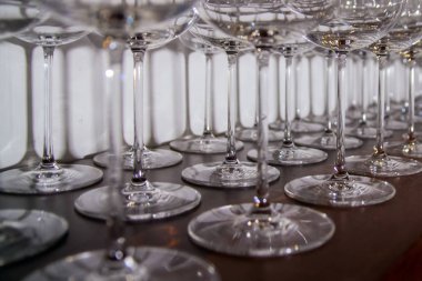 Masada boş şarap kadehleri var. 