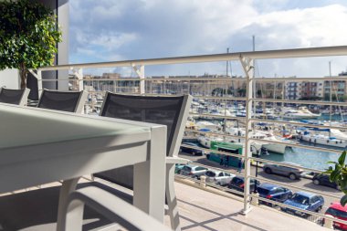 Güneşli bir günde balkonda yemek masası. Deniz manzaralı teras