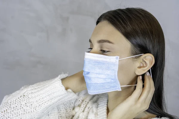 Elige a una mujer en la máscara médica sobre fondo gris. pandemia, coronavirus, corona, covid-19, cuarentena —  Fotos de Stock