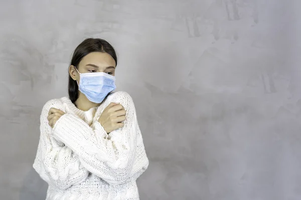 Kranke Frau in medizinischer Maske isoliert auf grauem Hintergrund. Pandemie, Coronavirus, Corona, Covid-19, Quarantäne — Stockfoto