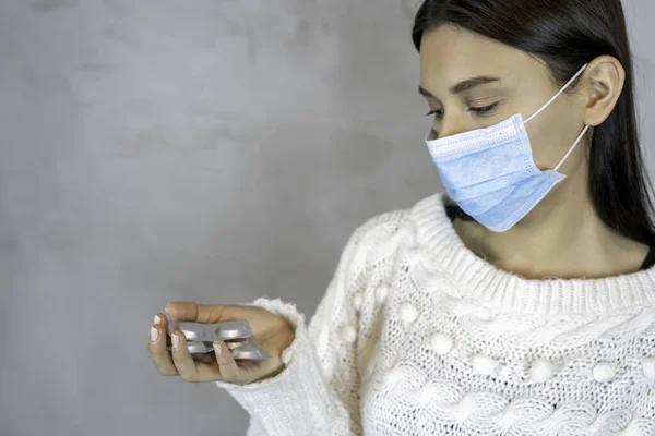 Kranke Frau in medizinischer Maske mit Tabletten. Pandemie, Coronavirus, Corona, Covid-19, Quarantäne — Stockfoto