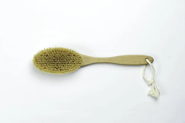 Brosse en bois pour massage sec du corps. brosse sèche en bois de cellulite pour massage du corps et des pieds.sur fond blanc . — Photo