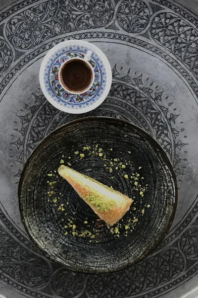 Café traditionnel turc dans une tasse d'ornement traditionnelle et délices turcs avec plateau en argent vue de dessus verticale — Photo