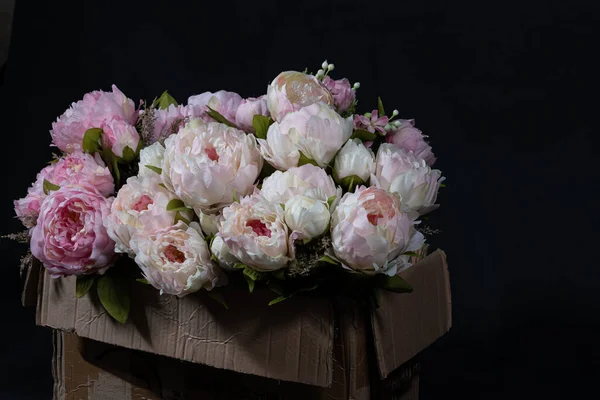 Bouquet Pivoines Roses Blanches Boîte Carton Sur Fond Noir — Photo