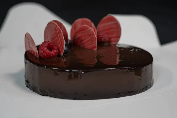 Bolo Chocolate Vidrado Redondo Com Bagas Topo — Fotografia de Stock