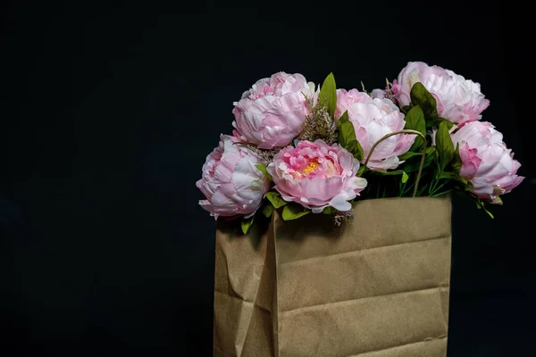 Букет Розовых Пионов Бумажном Пакете Черном Фоне — стоковое фото