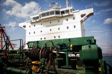 Tersane kuru rıhtımında büyük bir tanker kargo gemisi yenileniyor ve boyanıyor.