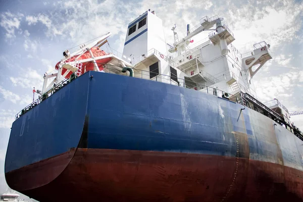 大型タンカーの貨物船が改装され 造船所の乾ドックで塗装されています — ストック写真