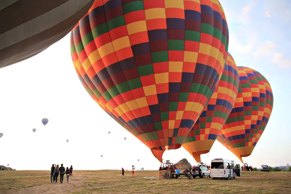 Gündoğumunda Turistlerle Kalkış Için Sıcak Hava Balonları Hazırlanıyor — Stok fotoğraf
