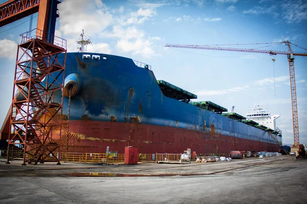 Ett Stort Tankfartyg Kargo Fartyg Renoveras Och Målas Skeppsvarv Torrdocka Royaltyfria Stockbilder