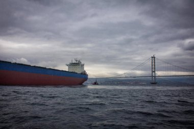Rıhtımdan suya yenilenmiş tanker kargo gemisi fırlatılıyor.