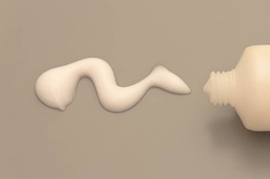 El kremi damlası, kozmetik vücut losyonu nemlendirici gri arka plan