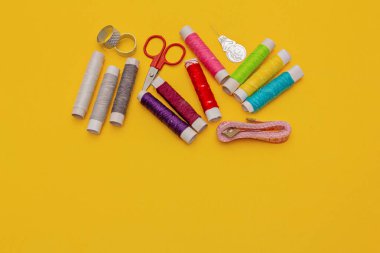 İplik, iğne, makas ve sarı zemin ölçer. Terzi seti. Dikiş takımı 