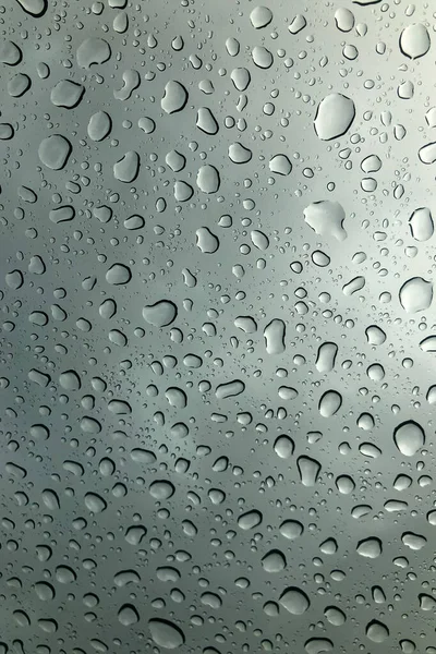 水滴在透明的玻璃杯上 雾蒙蒙的雨滴雾蒙蒙的窗户 摘要背景 — 图库照片