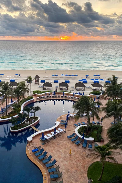 Bellissimo Tramonto Colorato Oceano Resort Sulla Spiaggia Spiaggia Sabbia Nuvole — Foto Stock