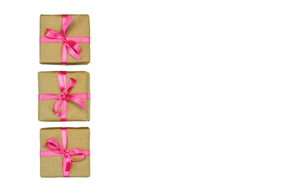 Disposición plana de las cajas de regalo presentes con cinta rosa aislada sobre fondo blanco. Regalo o concepto presente. Copiar espacio — Foto de Stock