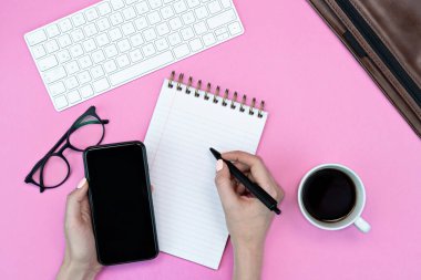 Düz döşeme işi yazma yeri. Online eğitim. Klavye, telefon, defter, kahve. Boşluk düzenini kopyala yay