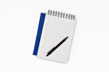 Beyaz ofis masa düzenine. Not kağıdı. Günlük, ders kitabı, kopyalama alanı düzlüğü.