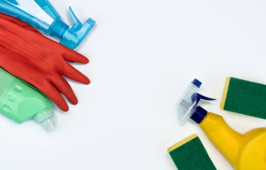 Beyaz arka planda temizlik malzemelerinin düzleştirilmesi. Dezenfekte ya da dezenfekte için. Temizleme sıvısıyla plastik şişeler. 