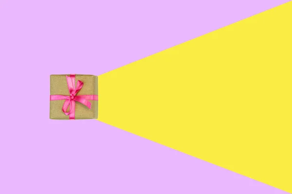 분홍색 과 노란색 배경 화면에 핑크 리본 이 있는 싱글 선물 상자의 플랫 레이. — 스톡 사진