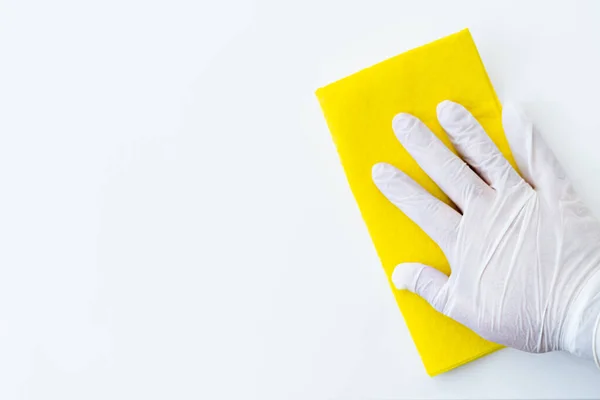 Hand in rubber reinigen handschoen reinigen oppervlak met reinigingsapparatuur. — Stockfoto