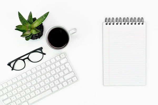 White office desk table layout. computer keyboard, glasses, coffee and note paper. copy space. flat lay — Stock Photo, Image