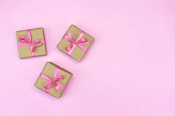 Plano Lay Regalo Regalo Cajas Con Cinta Rosa Sobre Fondo —  Fotos de Stock