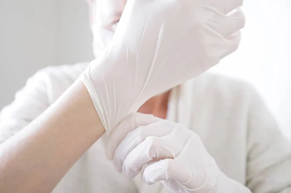 Perto Mão Com Uma Máscara Facial Médica Luvas Médicas Para — Fotografia de Stock