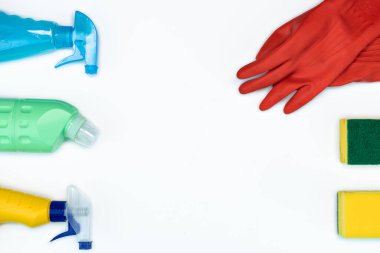 Beyaz arka planda temizlik malzemeleri var. Dezenfekte ya da dezenfekte için. Fotokopi alanı ve üst manzaralı temizleme sıvısı olan plastik şişeler