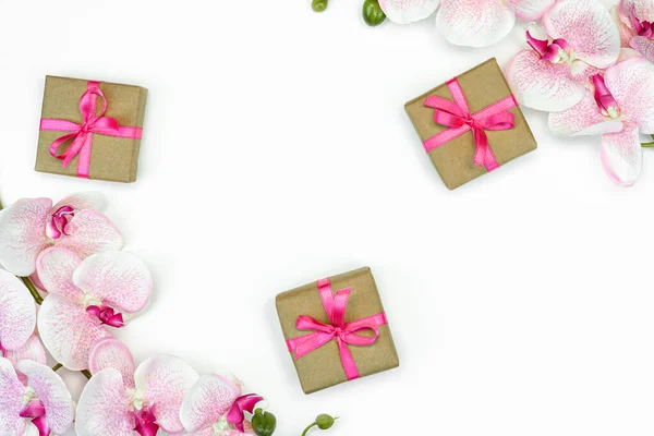 送礼盒的平铺 白色背景 顶部有粉色缎带和兰花 礼物或礼物春天的概念 复制空间 — 图库照片