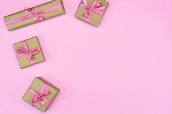 连粉红背景顶视图的粉红缎带礼品盒的平铺 礼物或礼物春天的概念 复制空间 — 图库照片