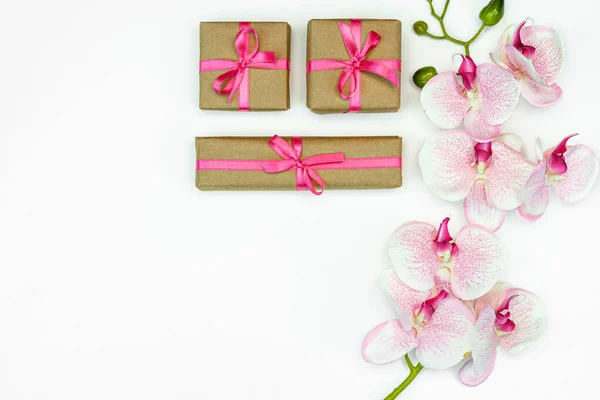 Flatlay Regalo Presente Cajas Con Cinta Rosa Con Flores Orquídea — Foto de Stock