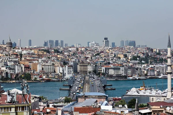 Panorama över Istanbul stad, Turkiet från ovan. Utsikt mot Galata torn och gyllene horn bro — Stockfoto