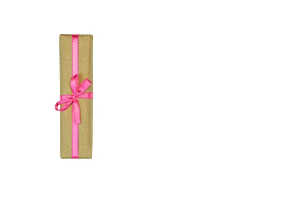 Плоскість Однієї Подарункової Коробки Рожевою Стрічкою Ізольовано Білому Тлі Зверху — стокове фото