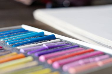 beyaz kağıt ve pastel renkli pelet tahta masa üzerinde tebeşir, seçici odak