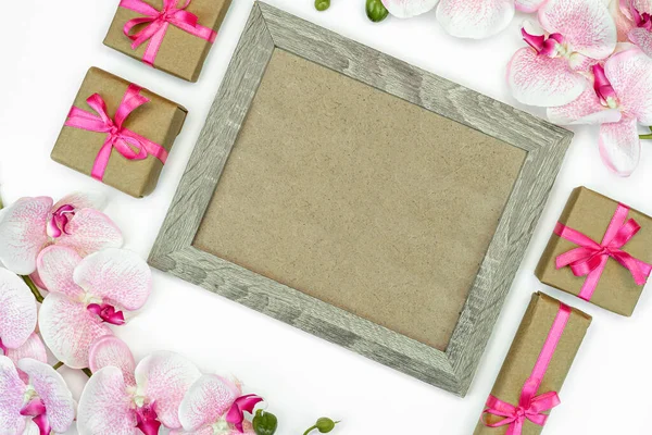 用兰花和粉红缎带礼品盒做成的相框 编排复制空间 — 图库照片