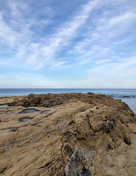 石头砸到了海滨被乱石砸死的海滩靠近大海蓝天 — 图库照片