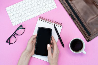 İş yeri yazarlık yeri. Online eğitim. Klavye, gözlük, akıllı telefon, kahve ve laptop çantası. bahar