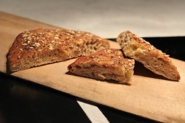 Ev yapımı taze ekmek, evde ekmek pişirmek.