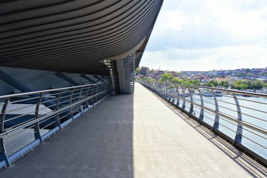 Güneşli bir günde ve şehir manzarasında mavi gökyüzü olan boş bir köprü. Karantina sırasında İstanbul 'da altın boynuzlu metro taşımacılığı boş.
