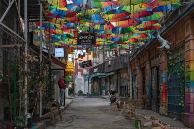 Türkiye, İstanbul - Mayıs 2020. Arka plan renkli gökkuşağı farklı renkte şemsiyeler. unban turist sokak dekorasyonu. İstanbul, Karaköy. seyahat yaz konsepti