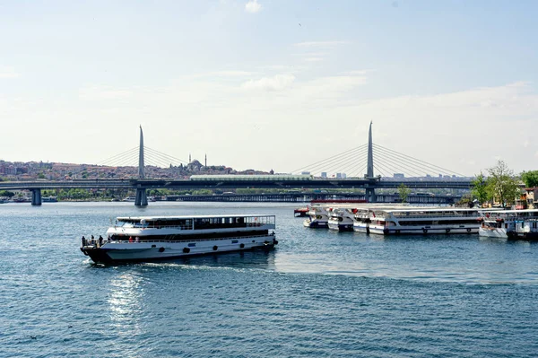 Utsikt Från Vatten Till Färja Framför Hängning Tunnelbana Tågbro Istanbul — Stockfoto