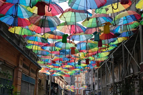 Arka plan renkli gökkuşağı farklı renkte şemsiyeler. unban turist sokak dekorasyonu. İstanbul, Karaköy. seyahat yaz konsepti