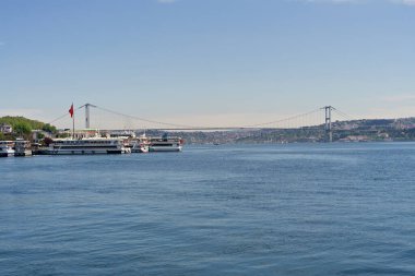 İstanbul şehrinin Avrupa ve Asya 'yı birbirine bağlayan Boğaz Köprüsü panoraması. Köprü yakınlarında feribot
