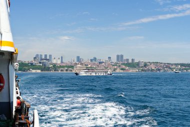 Feribot Boğaz 'ı geçiyor. İstanbul 'un Avrupai kesiminin manzarası arka planda, Beşiktaş bölgesi
