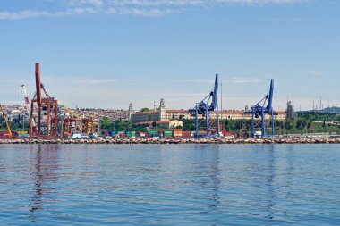 Türkiye, İstanbul - Mayıs 2020. Vinçli konteynır ticari limanı. Lojistik ve nakliye kavramı