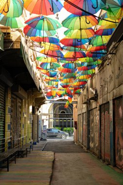 Türkiye, İstanbul - Mayıs 2020. Arka plan renkli gökkuşağı farklı renkte şemsiyeler. unban turist sokak dekorasyonu.
